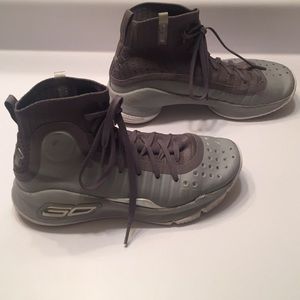 YOUTH 4.5 UNDER ARMOUR CURRY 4 BASKETBALL SHOES